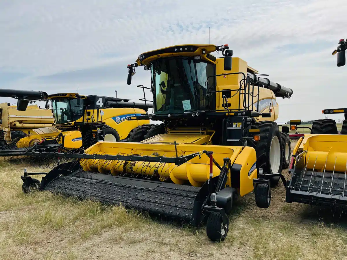 Gallery image 2 for 2022 New Holland CR9.90Z Combine