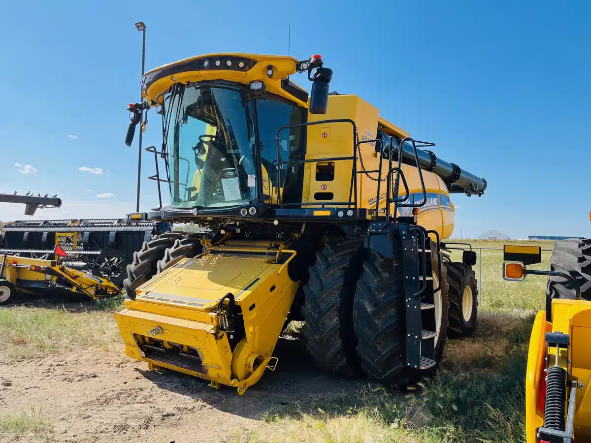 Gallery image 2 for 2022 New Holland CR9.90Z Combine