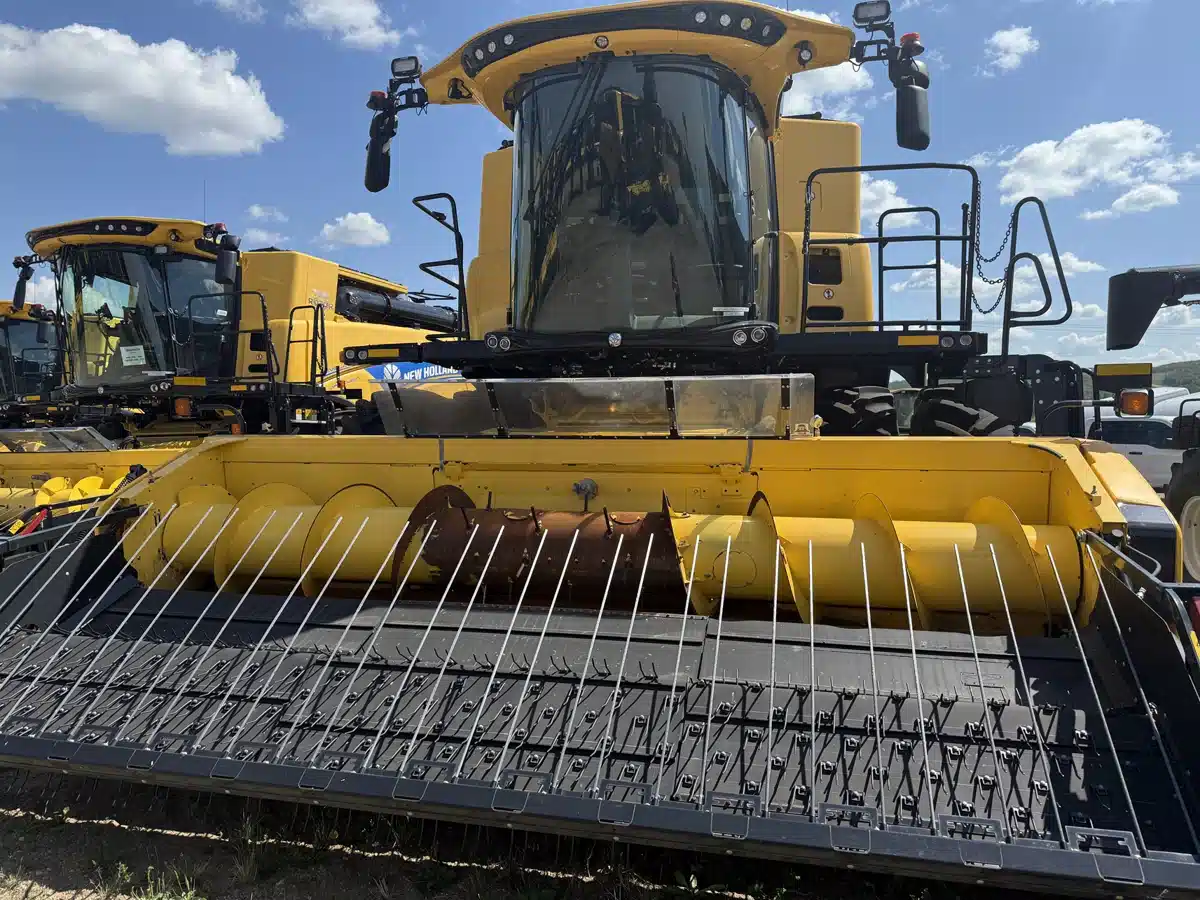 Gallery image 1 for Used 2021 New Holland CR10.90Z Combine