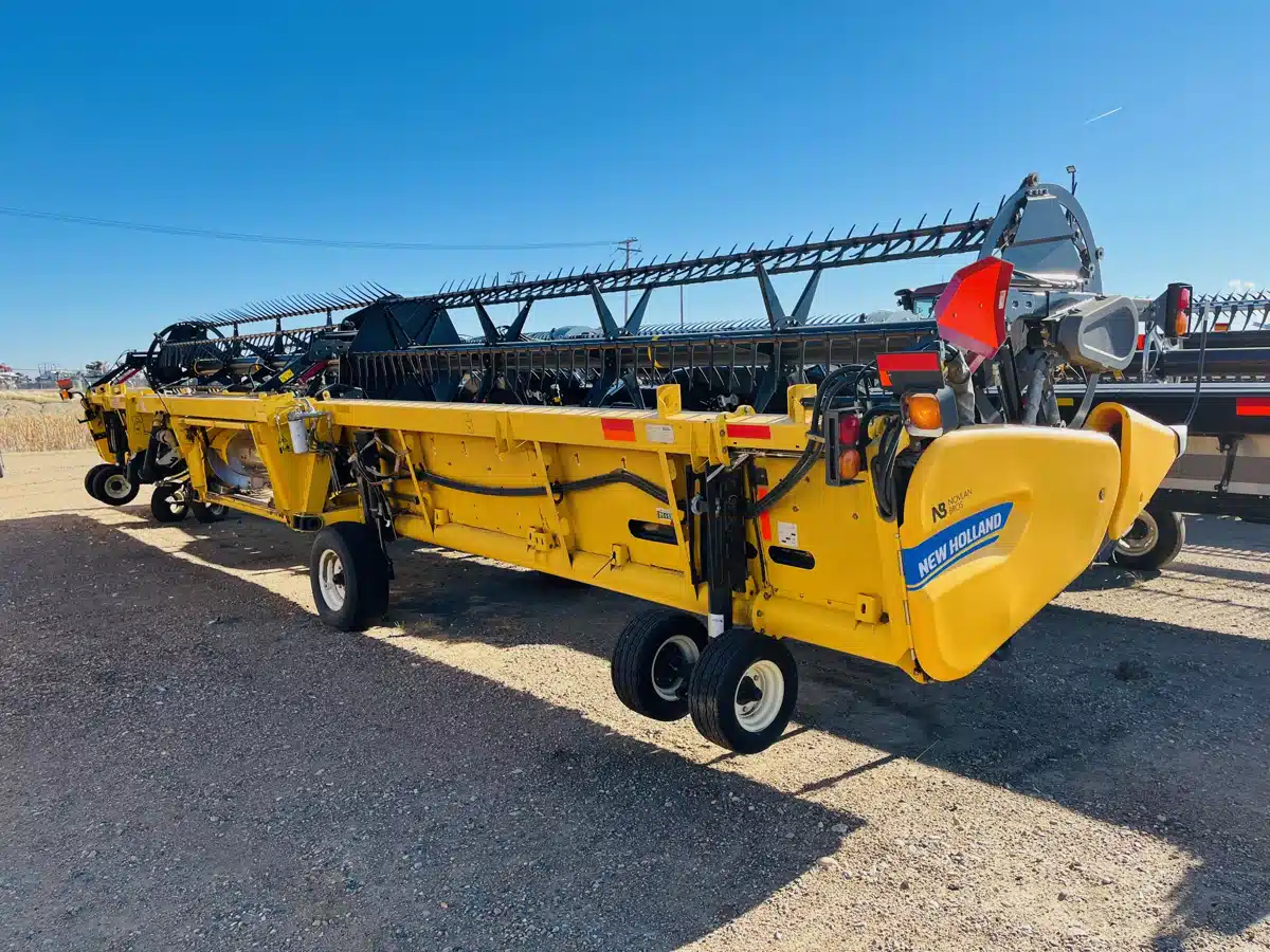 Gallery image 1 for 2017 New Holland 880CF Header Combine