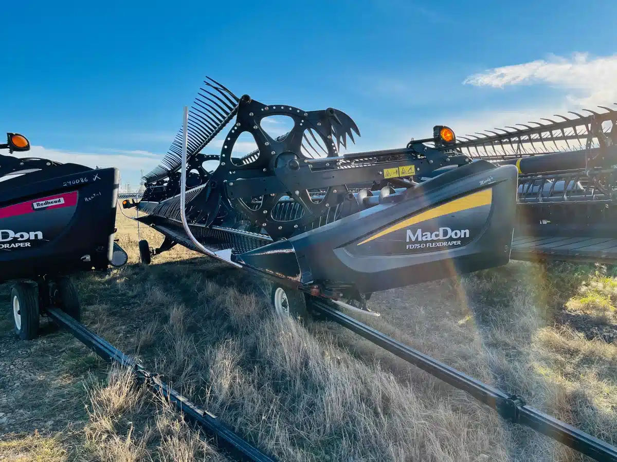 Gallery image 2 for 2016 MacDon FD75 Header Combine