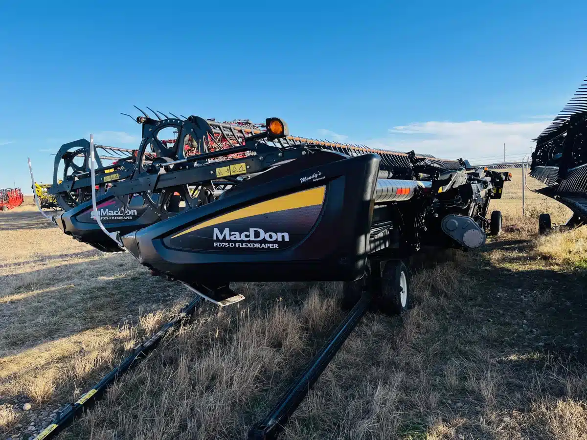 Gallery image 1 for 2016 MacDon FD75 Header Combine
