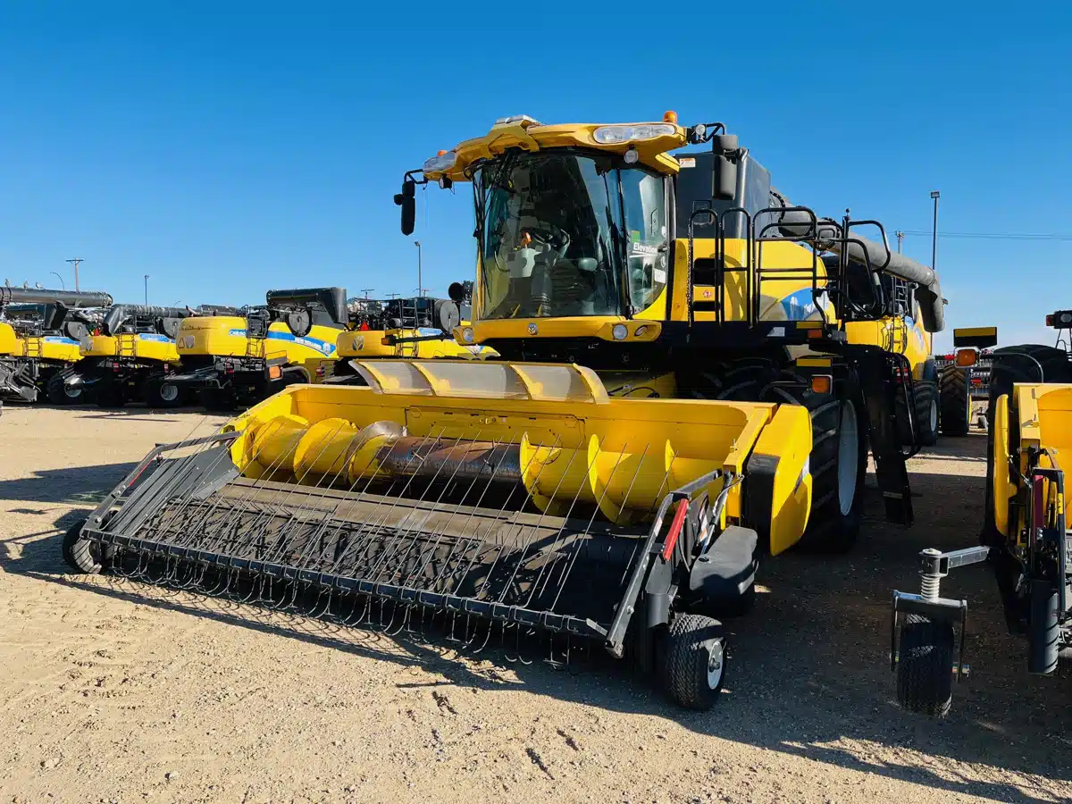 Gallery image 2 for Used 2012 New Holland CR9090 Combine