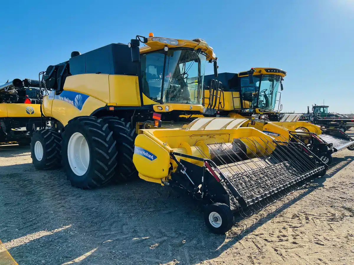 Gallery image 1 for Used 2012 New Holland CR9090 Combine