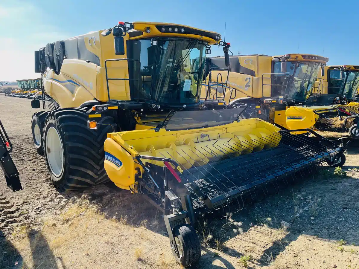 Gallery image 1 for 2024 New Holland CR10.90Z Combine