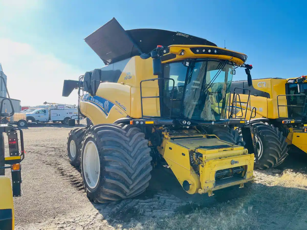 Used 2023 New Holland CR10.90Z Combine