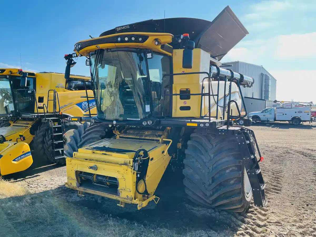 Gallery image 2 for Used 2023 New Holland CR10.90Z Combine