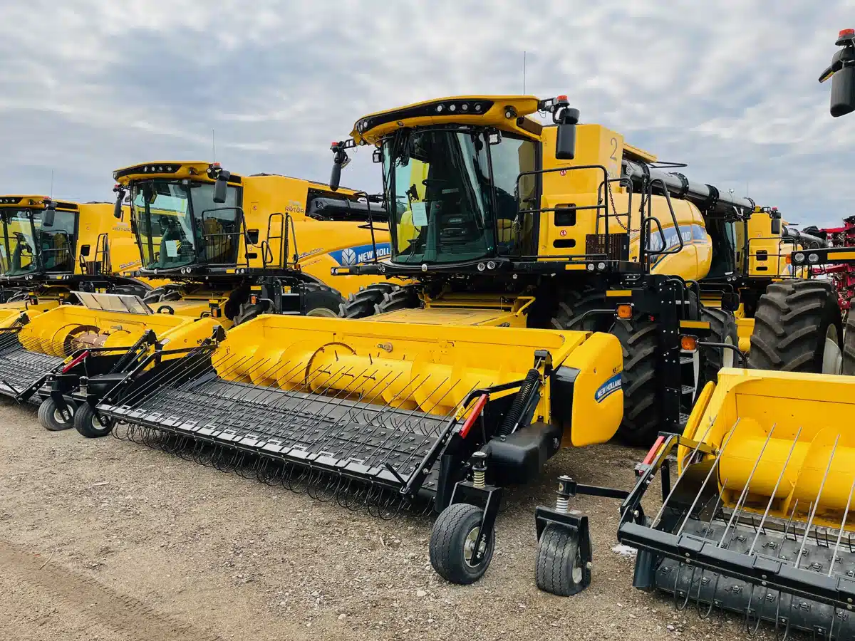 Gallery image 2 for 2023 New Holland CR9.90Z Combine