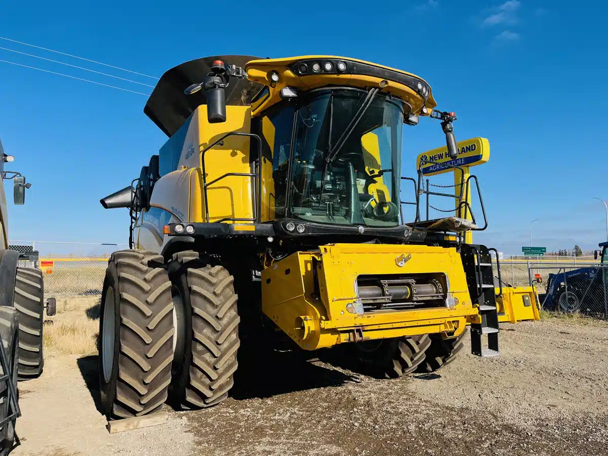 Used 2021 New Holland CR10.90Z Combine