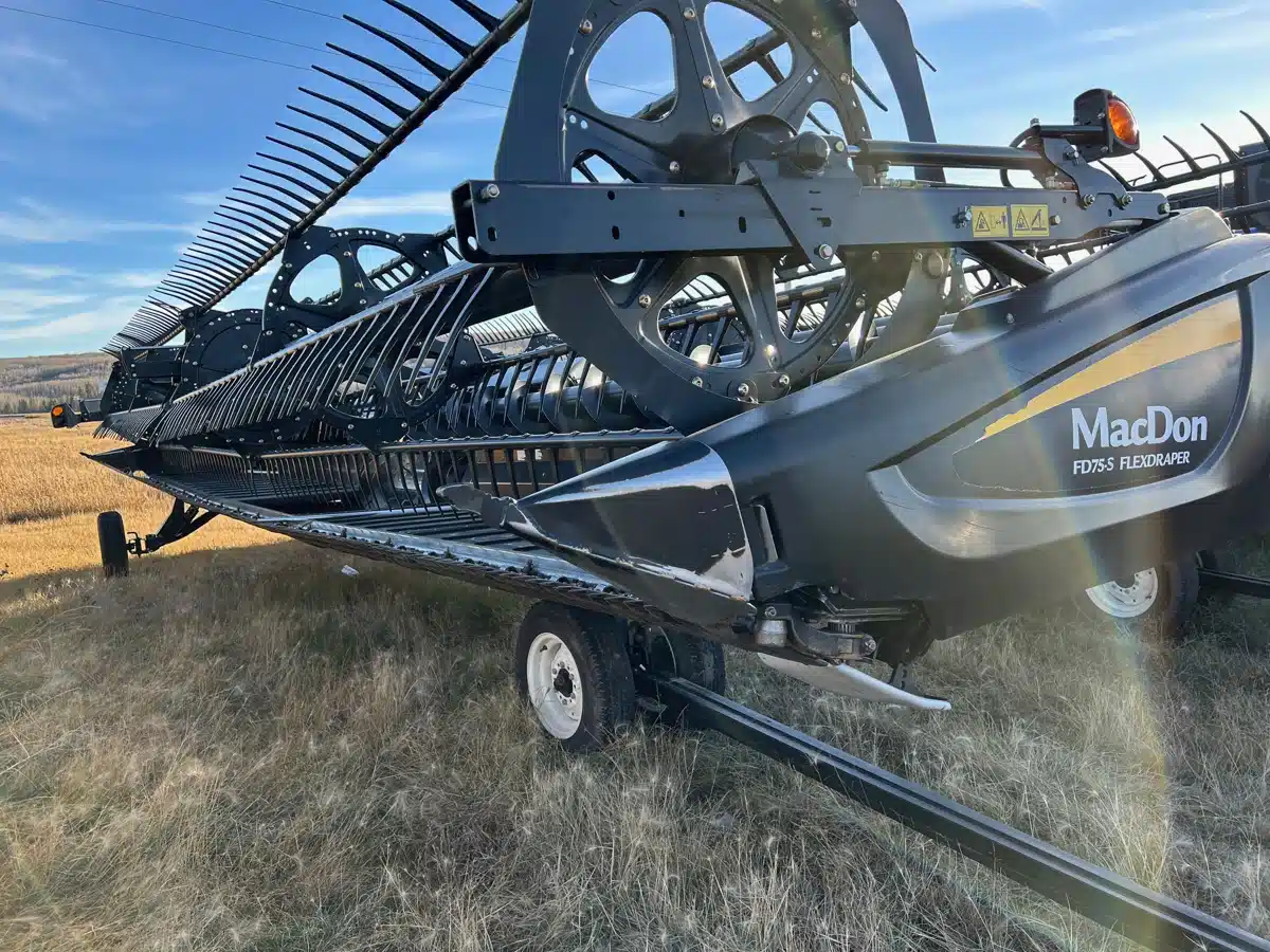 Gallery image 2 for 2017 MacDon FD75 Header Combine