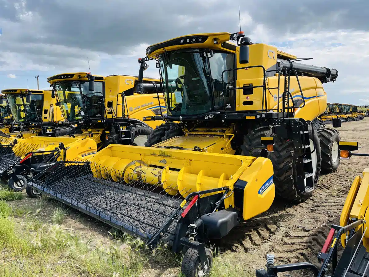 Gallery image 2 for 2024 New Holland CR8.90 Combine