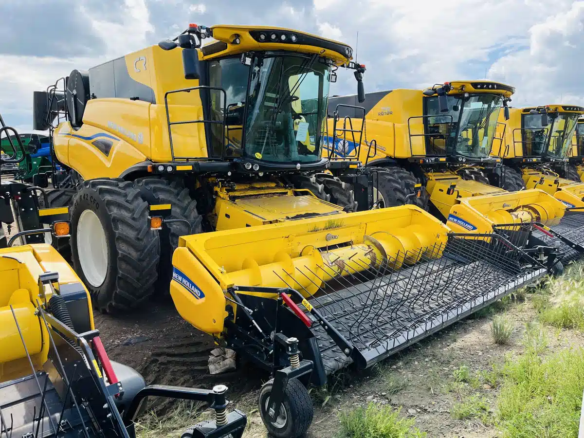Gallery image 1 for 2024 New Holland CR8.90 Combine