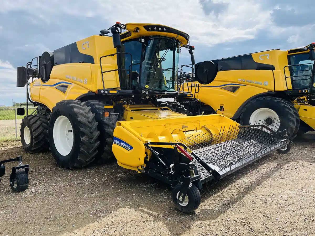 Gallery image 1 for 2024 New Holland CR8.90 Combine