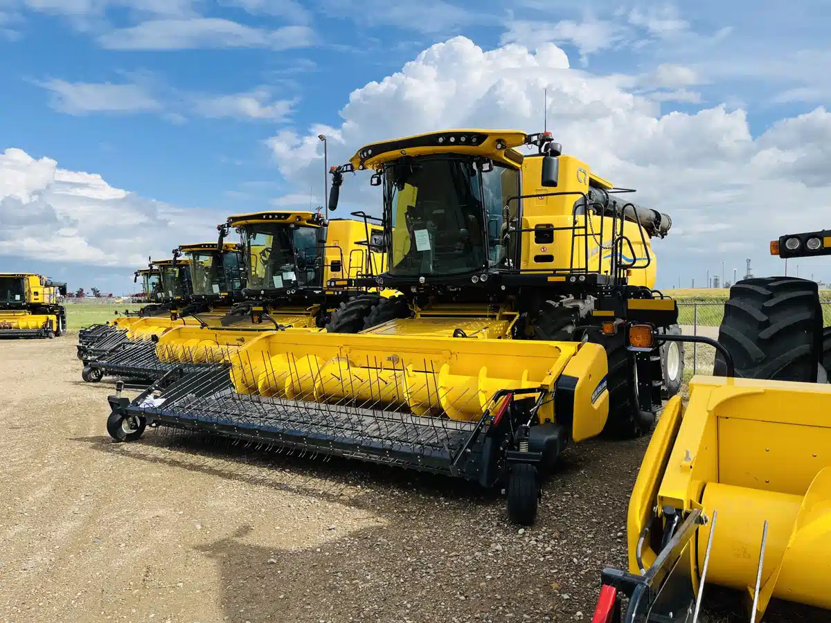 Gallery image 2 for 2024 New Holland CR8.90 Combine
