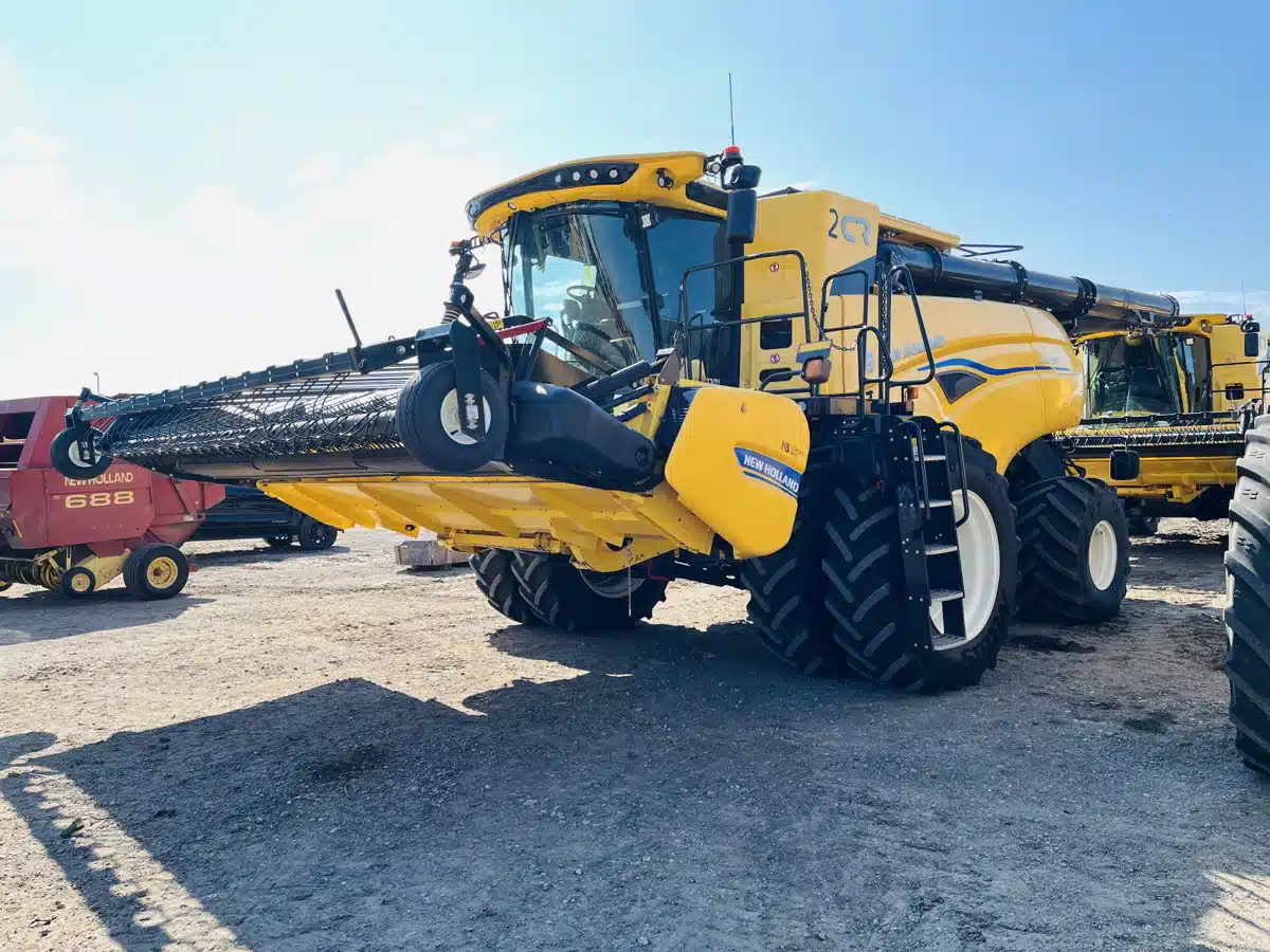 Gallery image 2 for 2024 New Holland CR9.90Z Combine