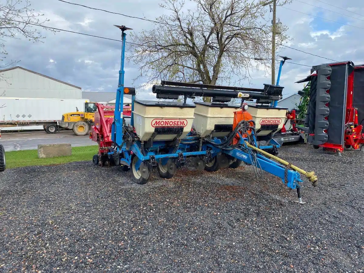 Gallery image 1 for Used 2000 Monosem 6 rangs Planter