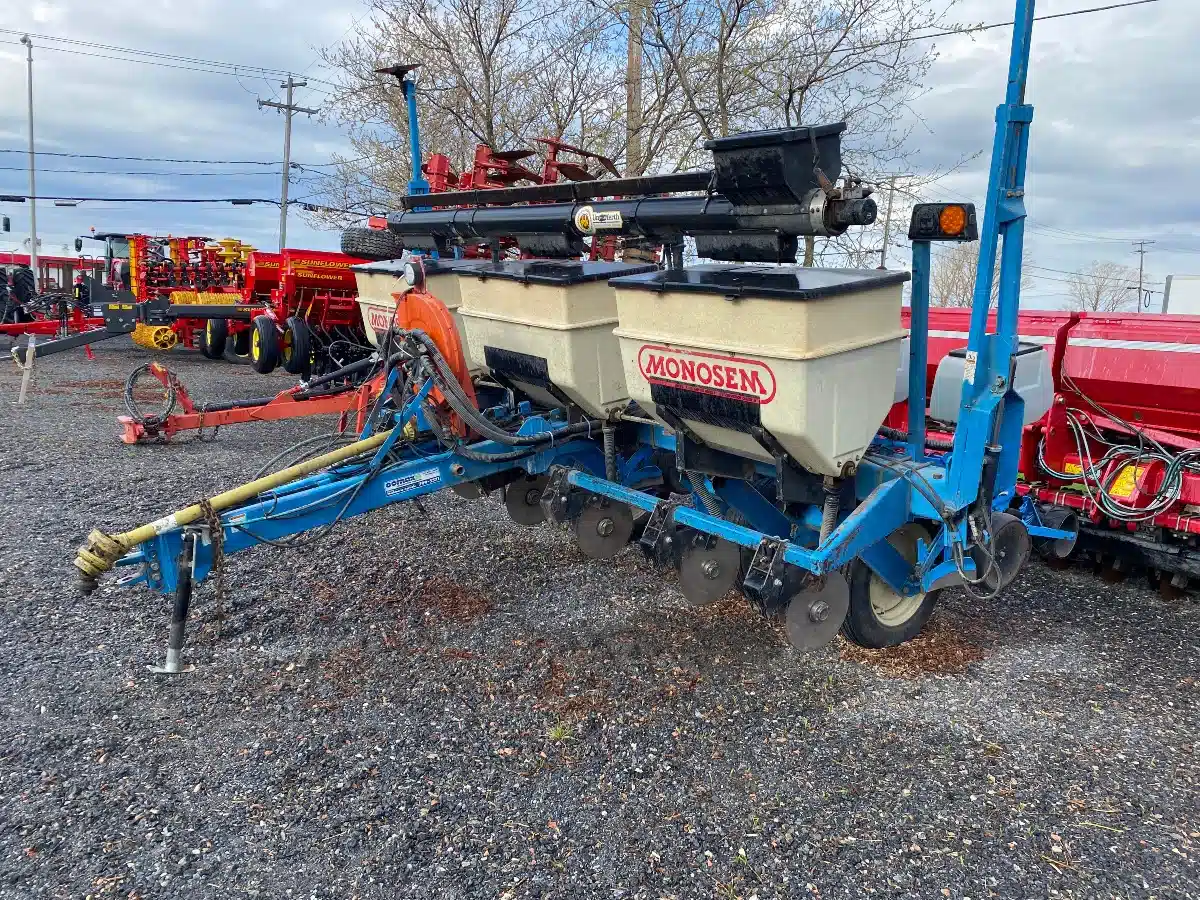 Gallery image 2 for Used 2000 Monosem 6 rangs Planter