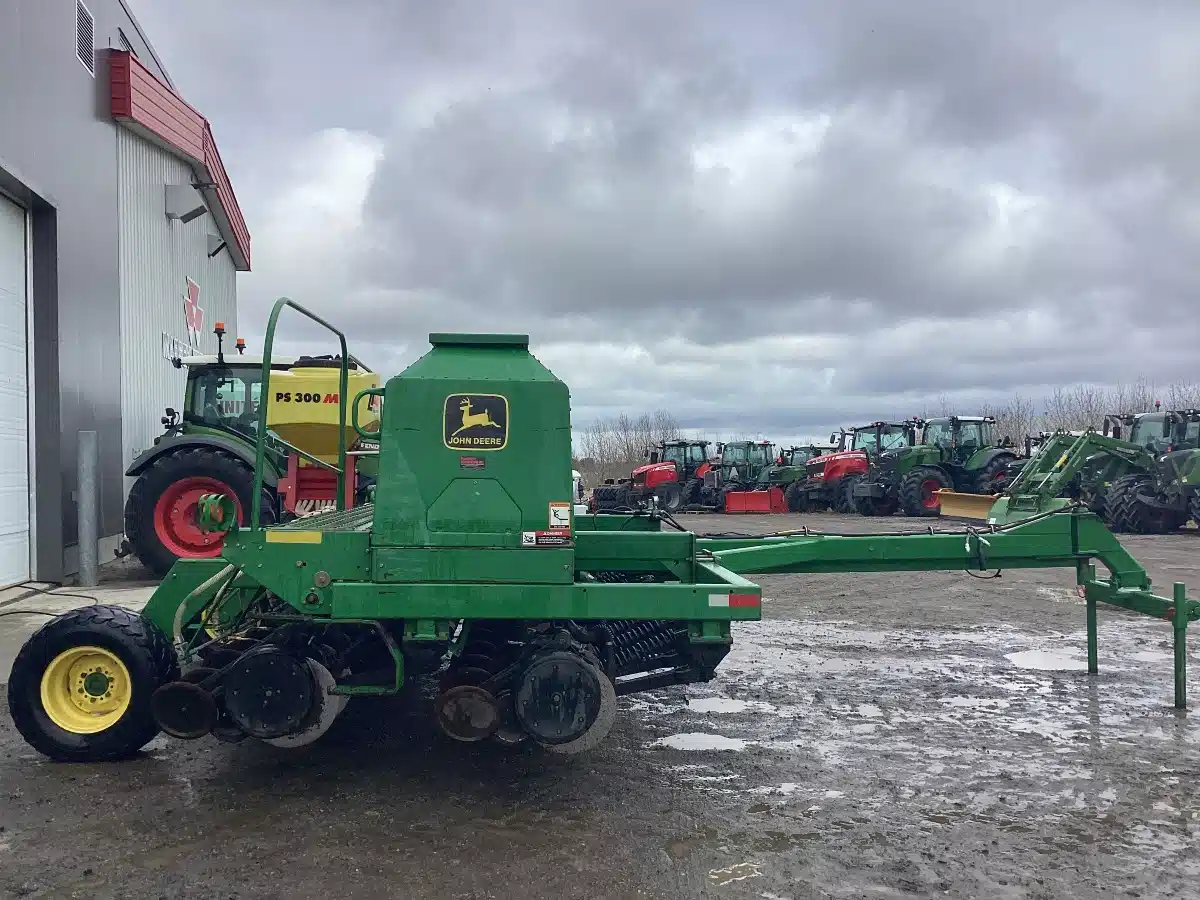 Photo de la Galerie 2 pour 1999 John Deere 1560 Semoir