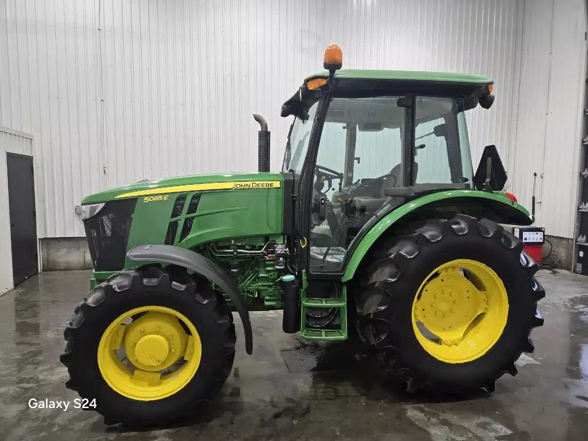 Photo de la Galerie 2 pour 2015 John Deere 5085E Tracteur