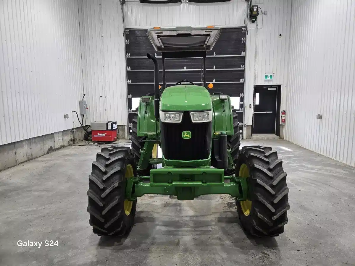 Photo de la Galerie 2 pour 2015 John Deere 6105D Tracteur