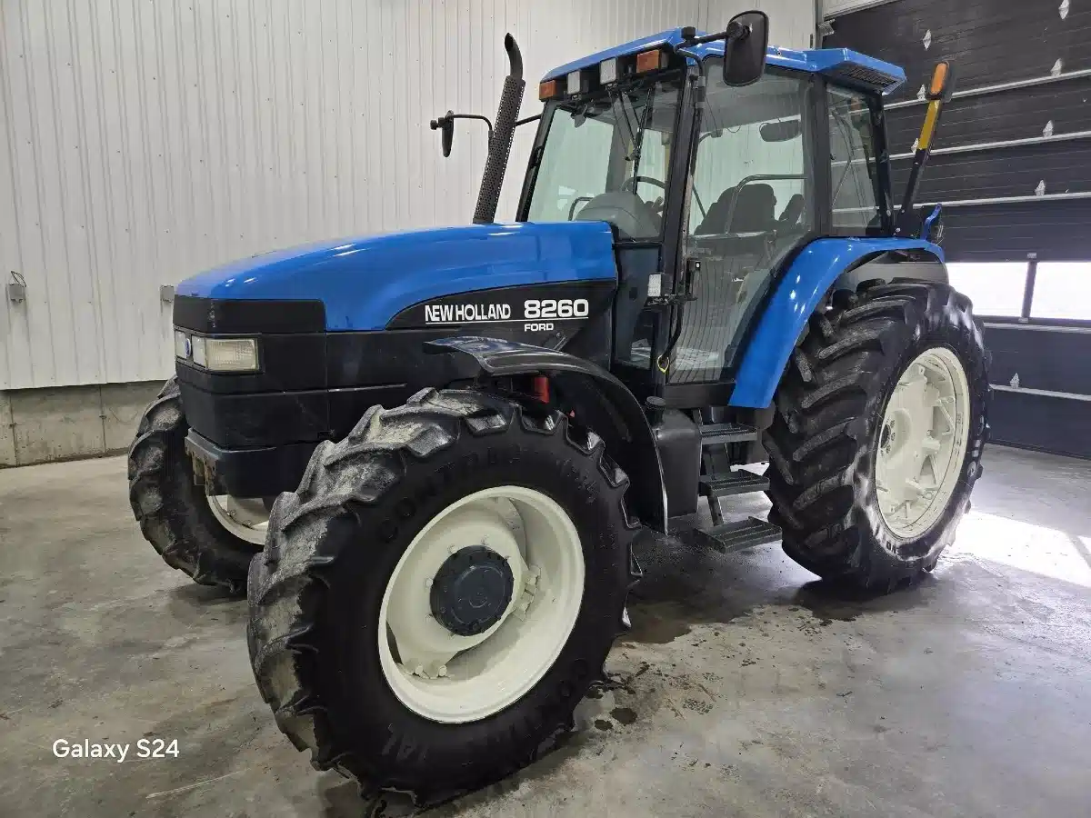 Photo de la Galerie 1 pour 1996 New Holland 8260 Tracteur