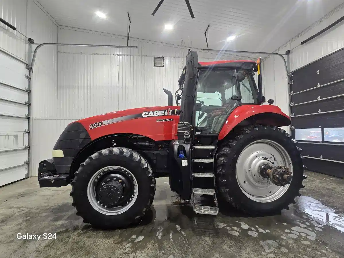 Gallery image 2 for 2015 Case IH MAGNUM 250 Tractor