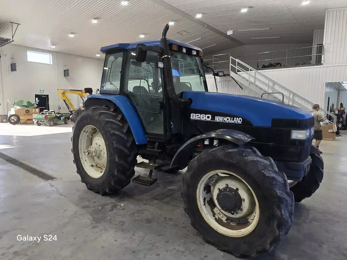Photo de la Galerie 2 pour 1999 New Holland 8260 Tracteur