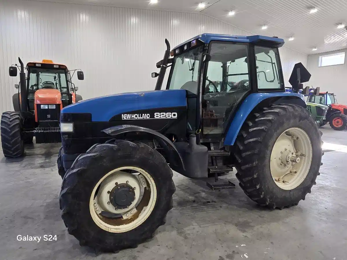 Photo de la Galerie 1 pour 1999 New Holland 8260 Tracteur