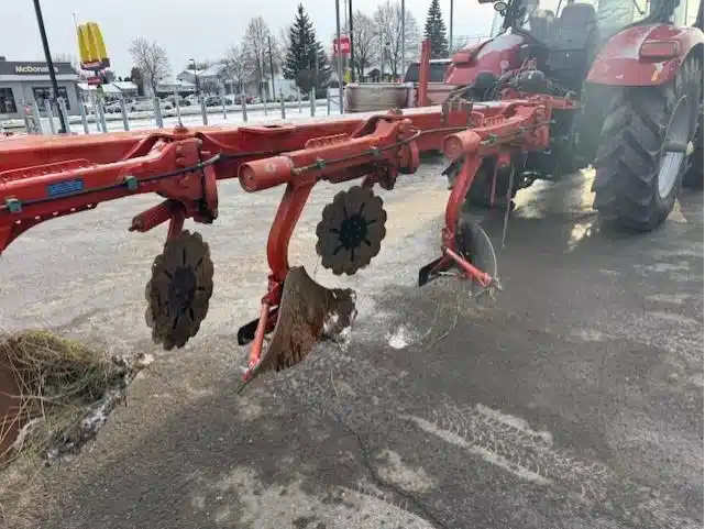 Gallery image 2 for Used 2001 Kuhn VARI LANDER 4V Plow