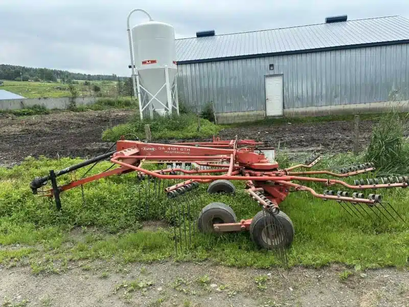 Gallery image 1 for Used Kuhn GA 4121 GTH Rake