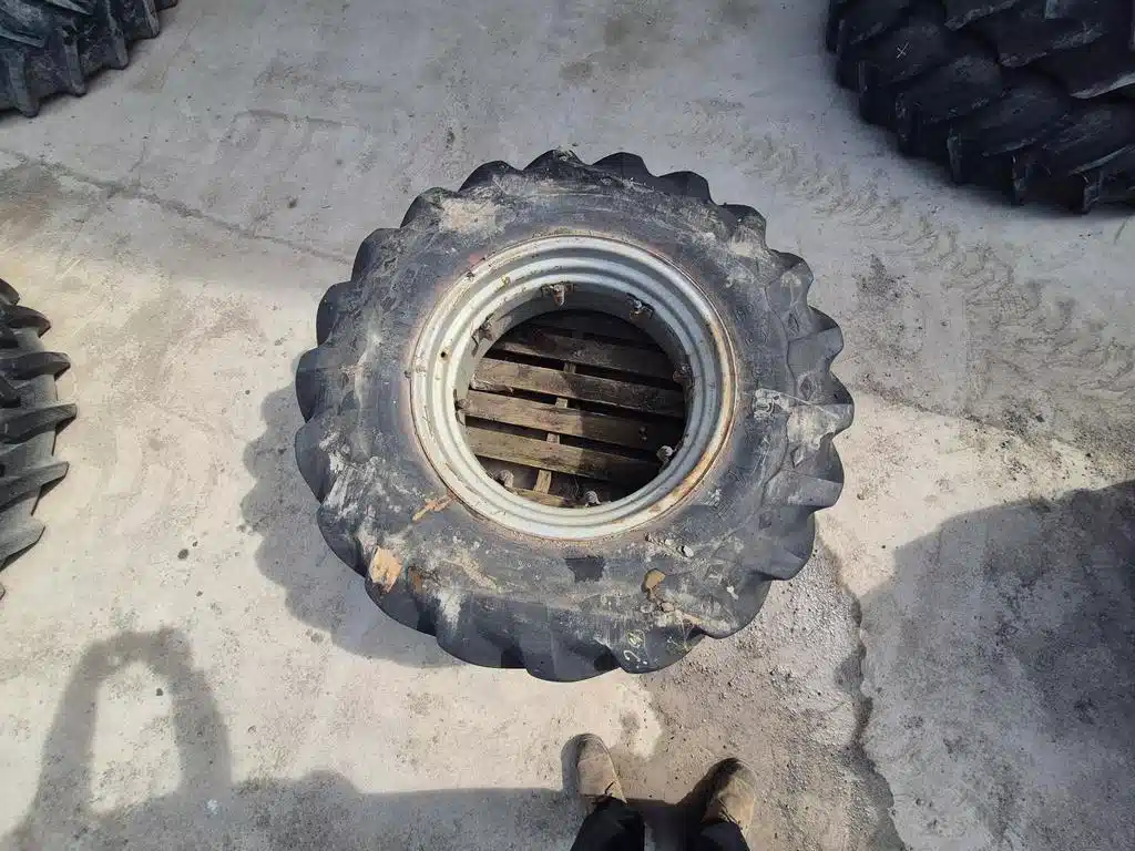 Photo de la Galerie 2 pour 2019 Goodyear 18.4X30 Pneus et roues