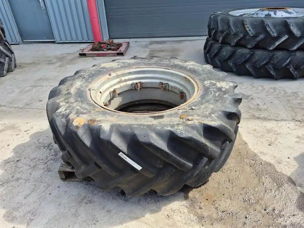 Photo de la Galerie 1 pour 2019 Goodyear 18.4X30 Pneus et roues