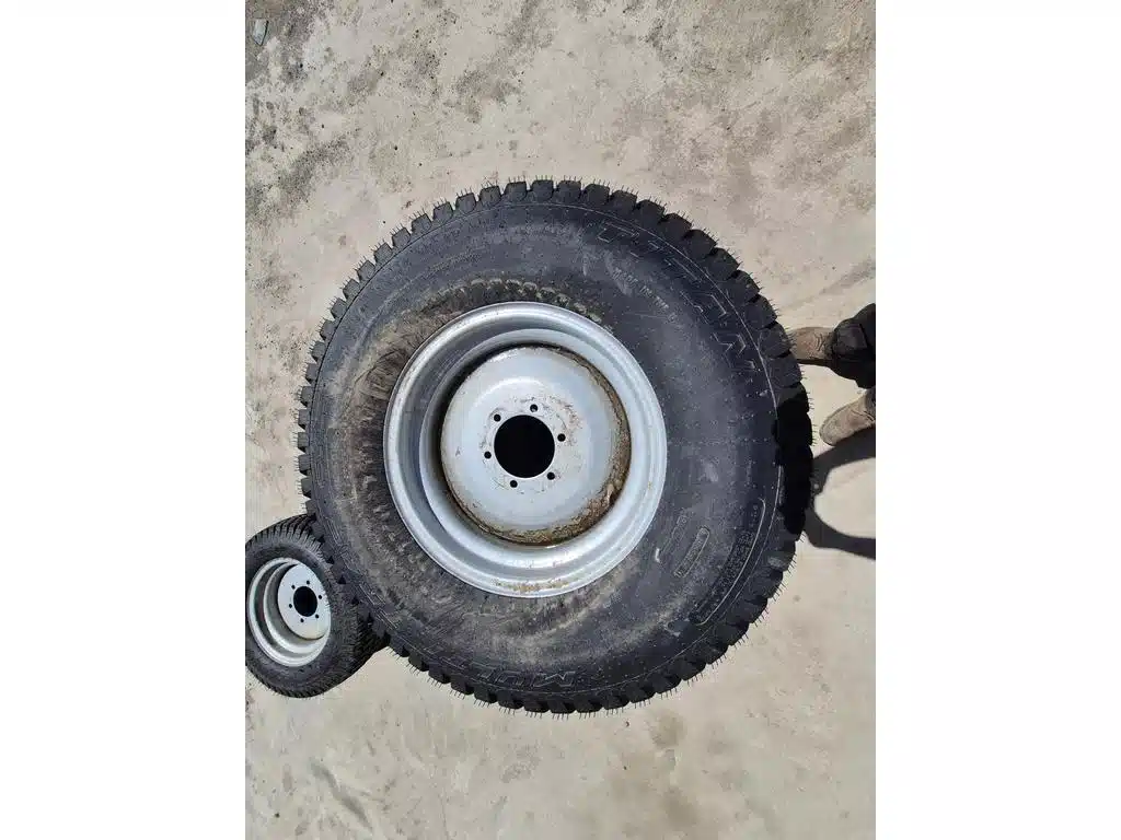 Photo de la Galerie 2 pour 2023 Titan 25X8.50-14 41X14.00-20 Pneus