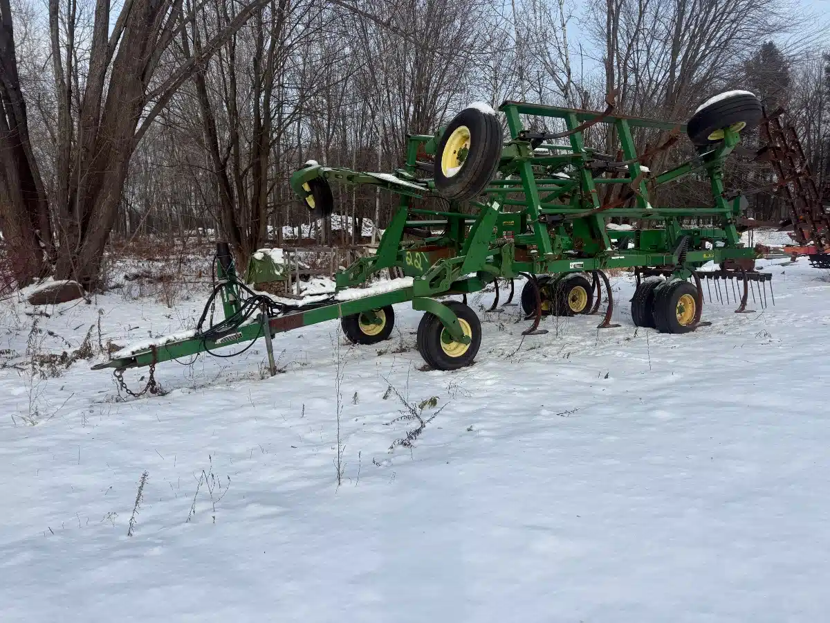Gallery image 1 for 2011 John Deere 2400 Chisel Plow
