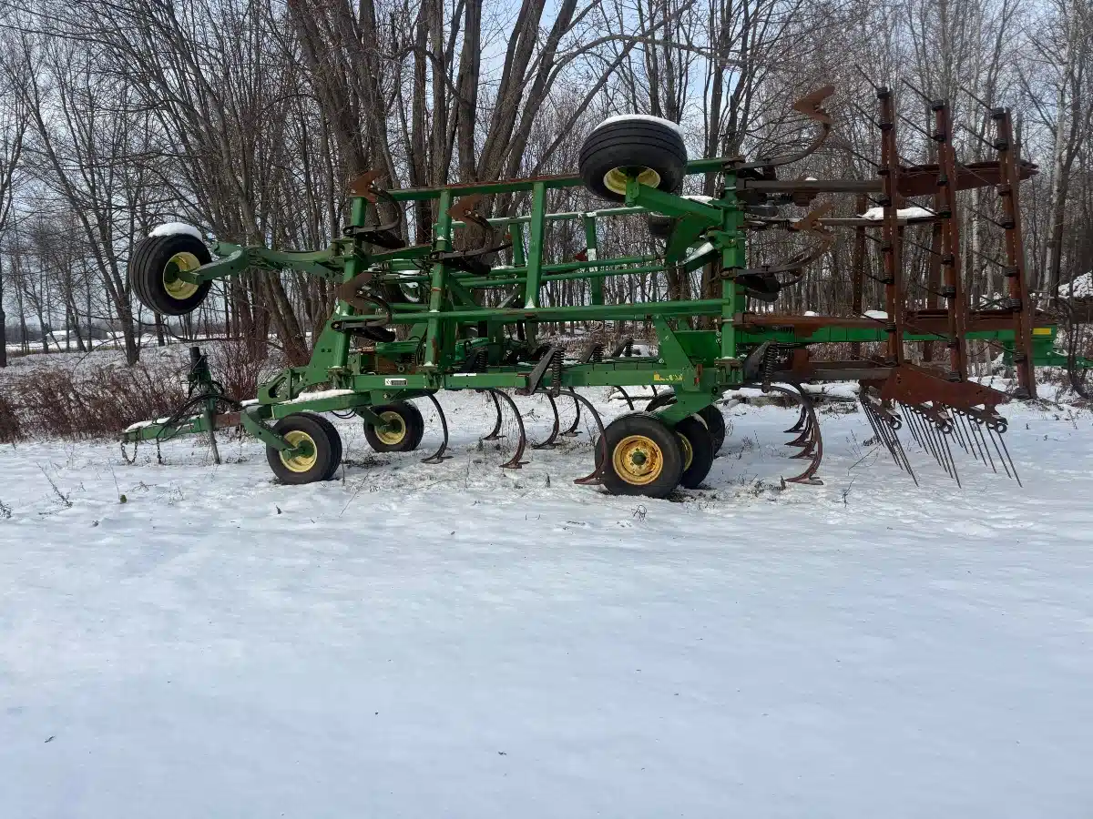 Gallery image 2 for 2011 John Deere 2400 Chisel Plow