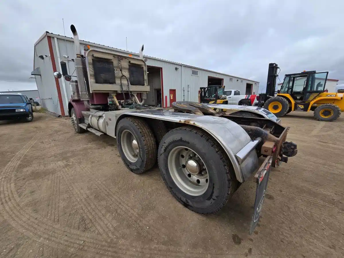 Gallery image 2 for 2007 Kenworth T800 Semi-Truck