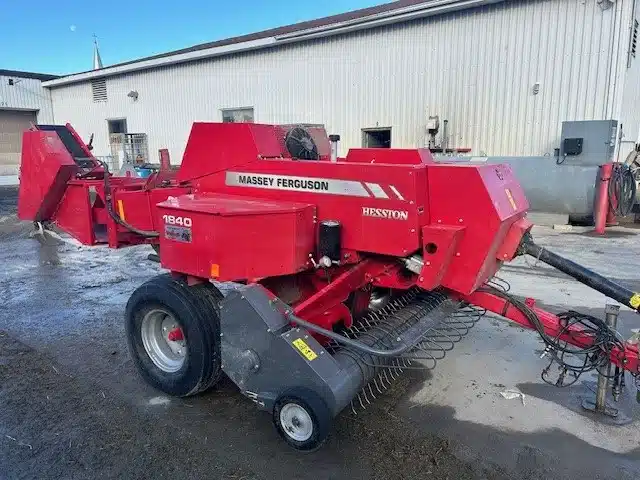 Image pour Usagé 2018 Massey Ferguson SB 1840 presse à balle carrée - petite