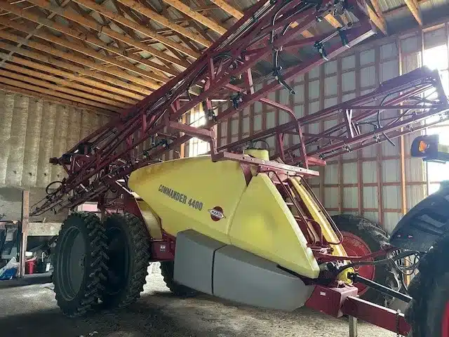 Used Hardi COMMANDER 4400 Sprayer - Pull Type