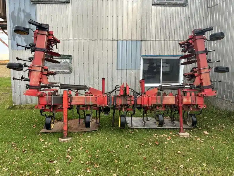 Gallery image 2 for 2000 Noble 8R 30P Row Crop Cultivator