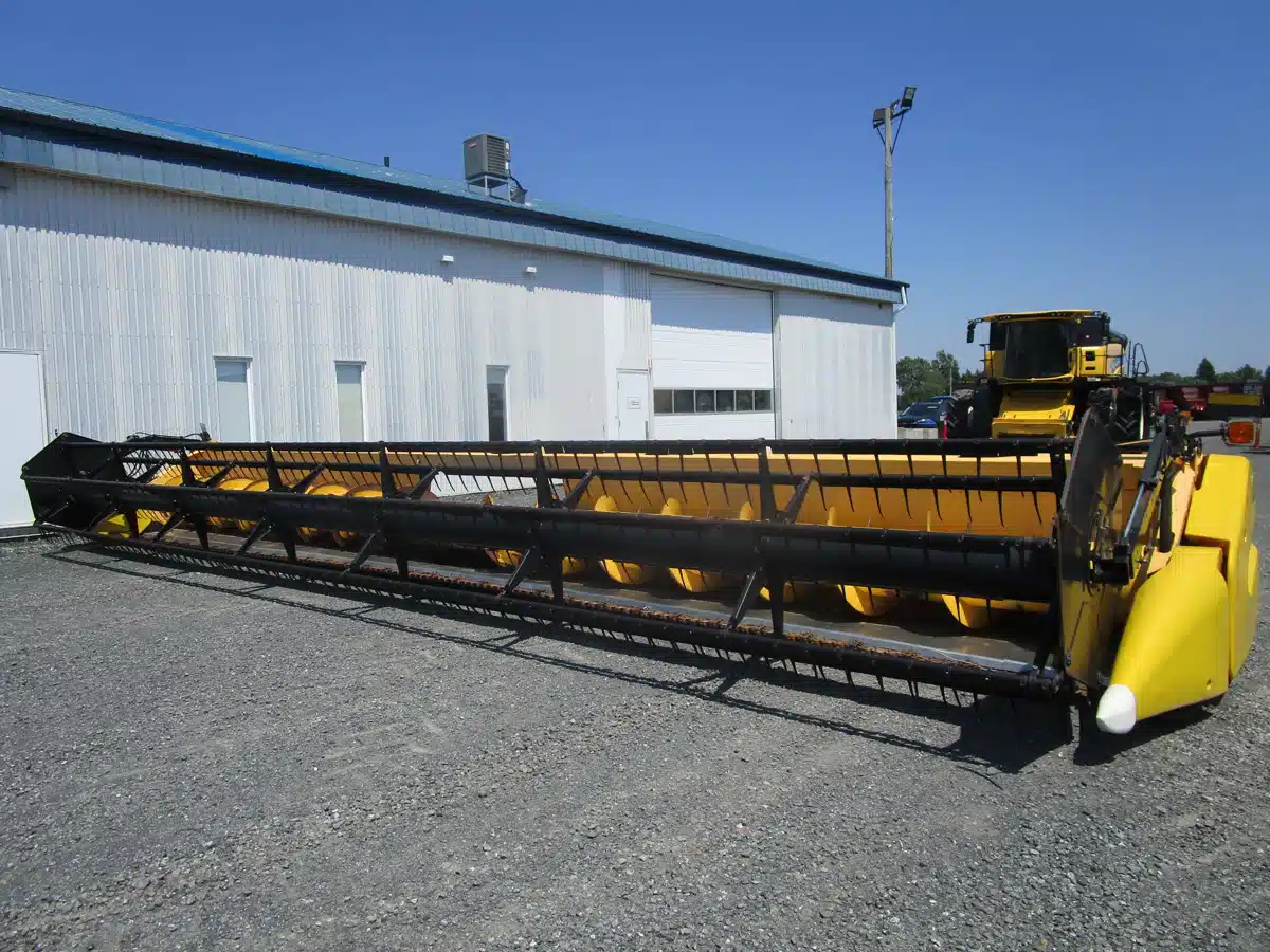 Gallery image 2 for 2011 New Holland 740CF Header - Flex