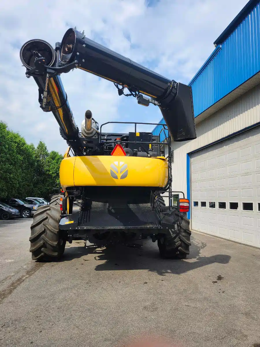 Gallery image 2 for Used 2023 New Holland CR8.90 Combine