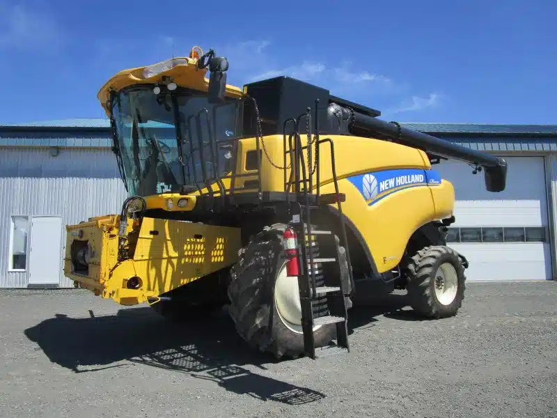Gallery image 1 for 2013 New Holland CR6090 4X4 Combine