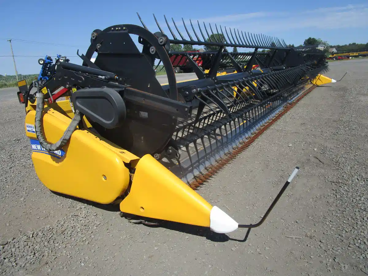 Gallery image 2 for 2021 New Holland 880CF Header - Draper