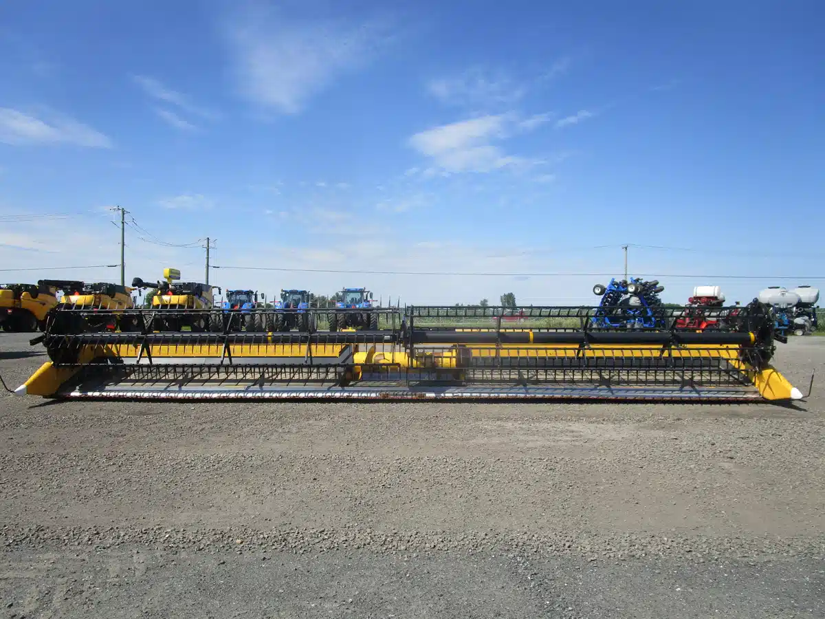 Gallery image 1 for 2021 New Holland 880CF Header - Draper