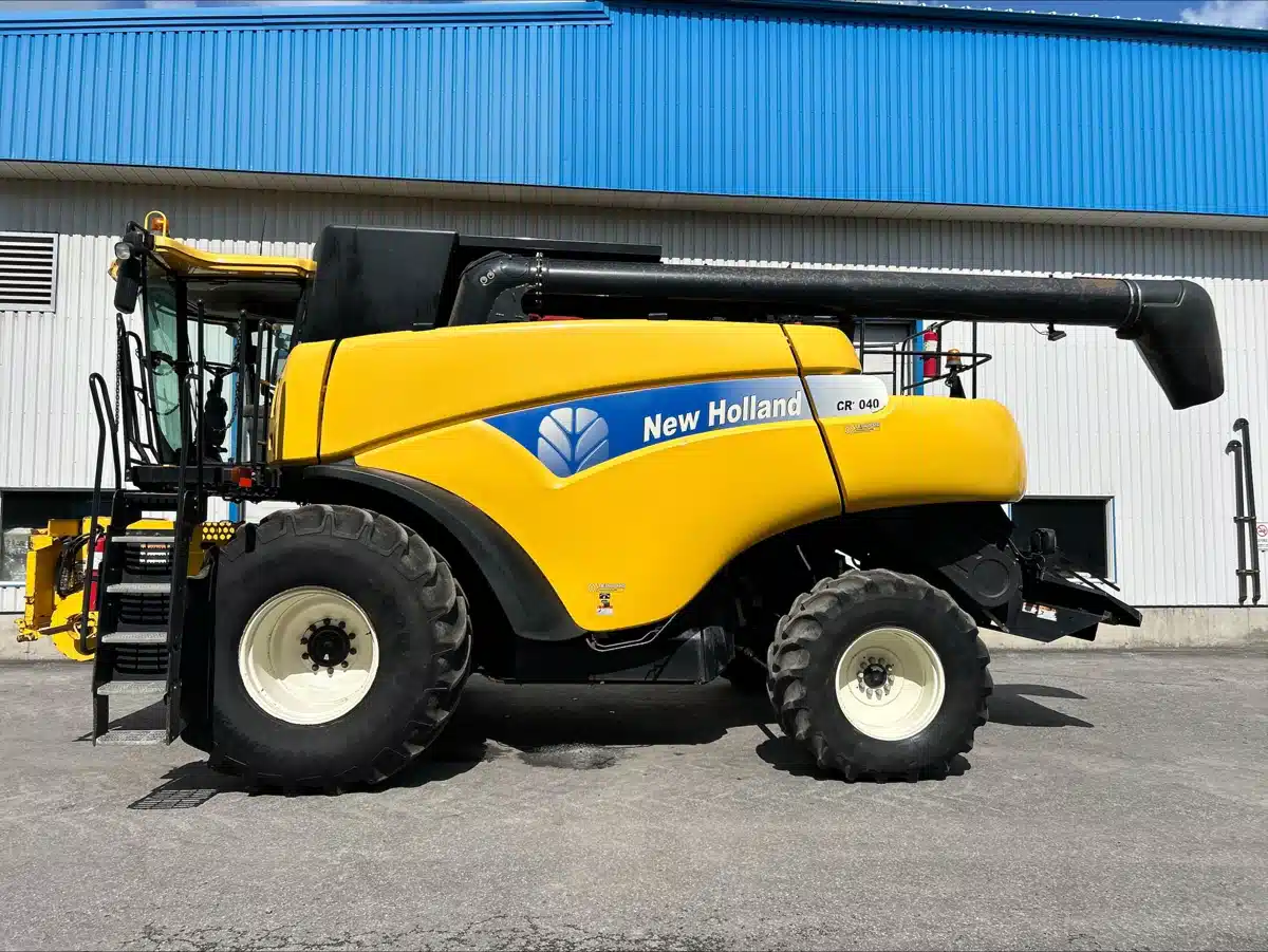 Gallery image 2 for 2008 New Holland CR9040 & 740CF-30 Combine