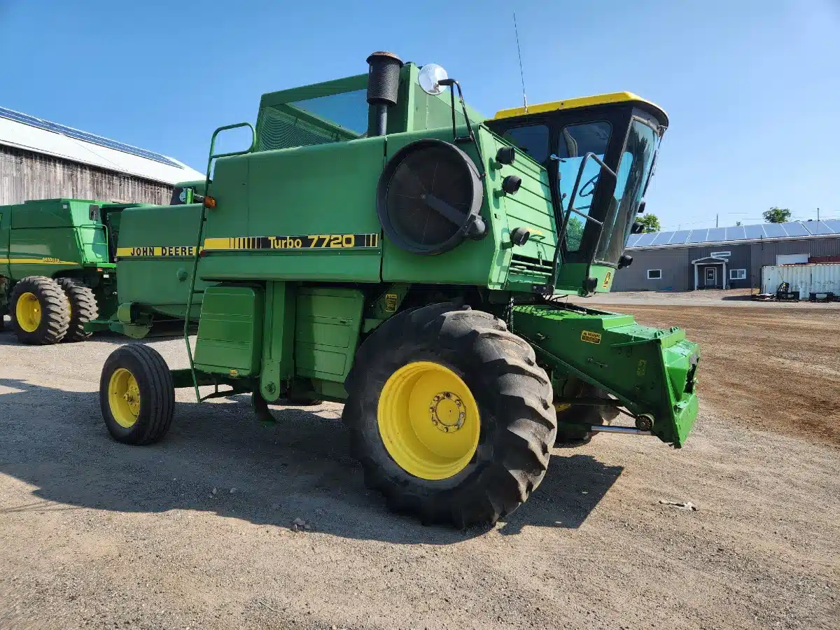 Gallery image 2 for Used 1982 John Deere 7720 Combine