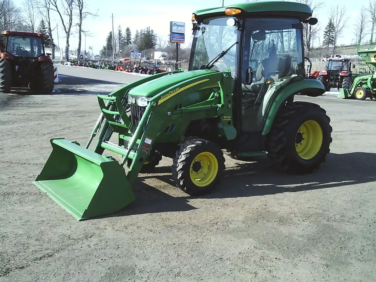 Gallery image 2 for Used 2011 John Deere 3520 Tractor