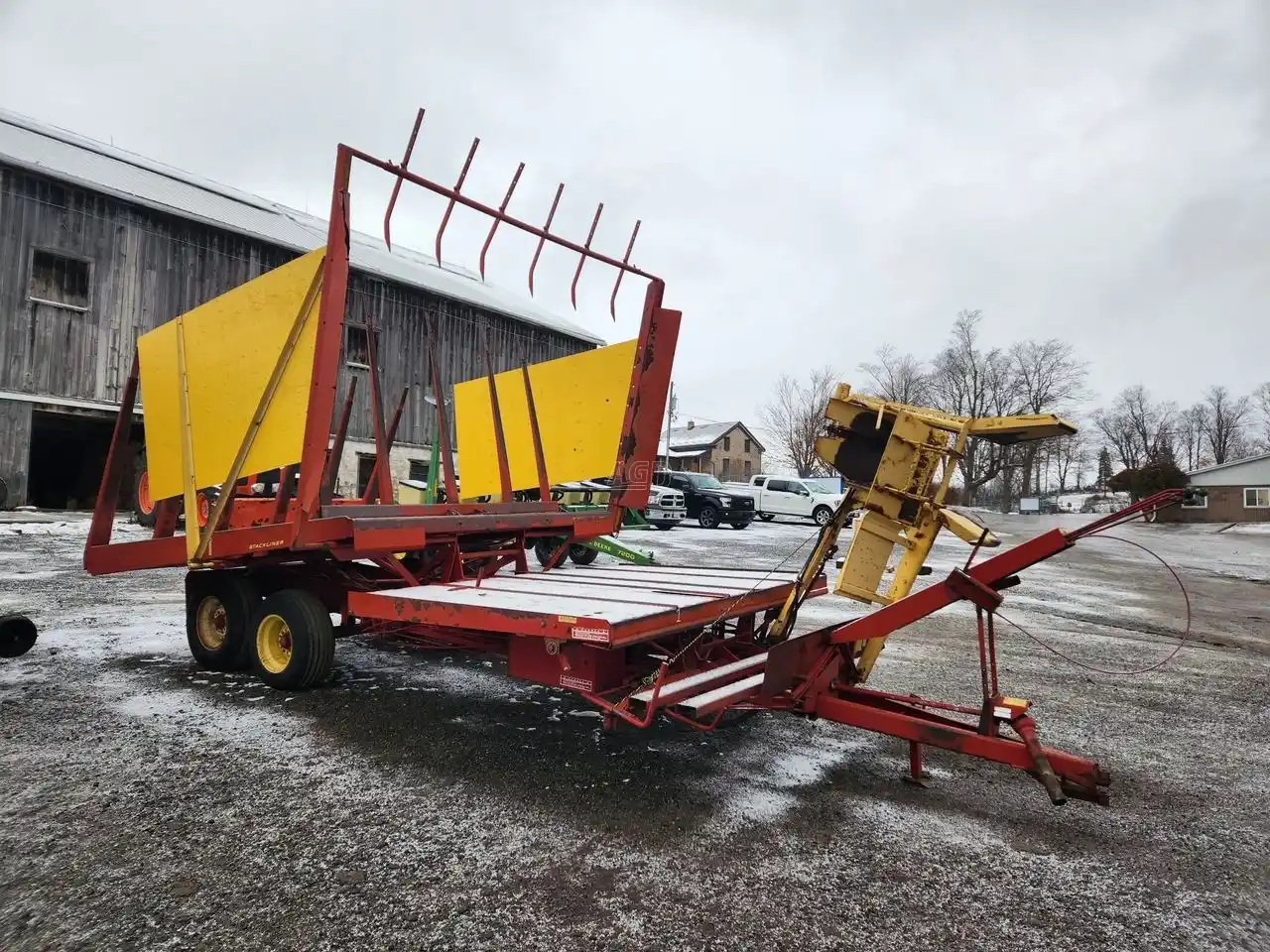 Gallery image 2 for Used New Holland 1033 Bale Wagon