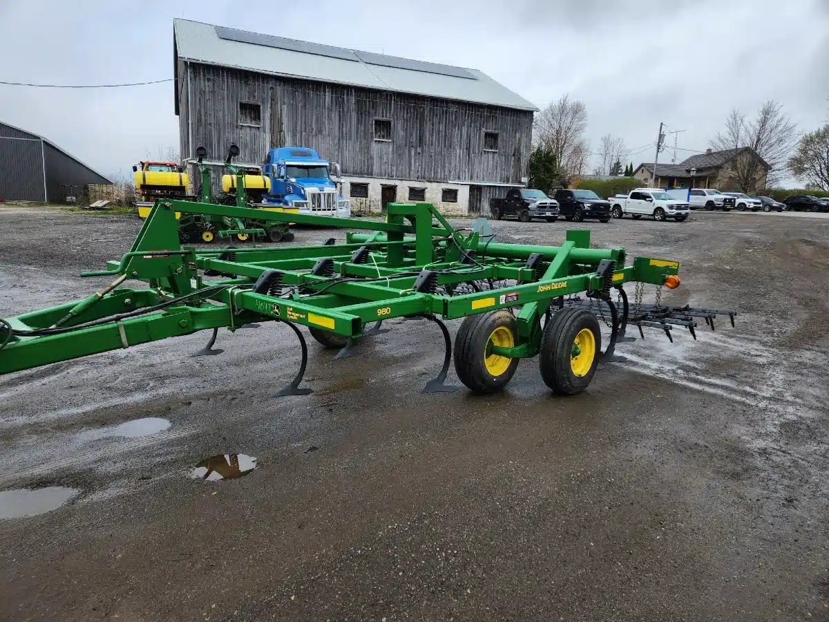 Gallery image 2 for Used John Deere 980 Cultivator
