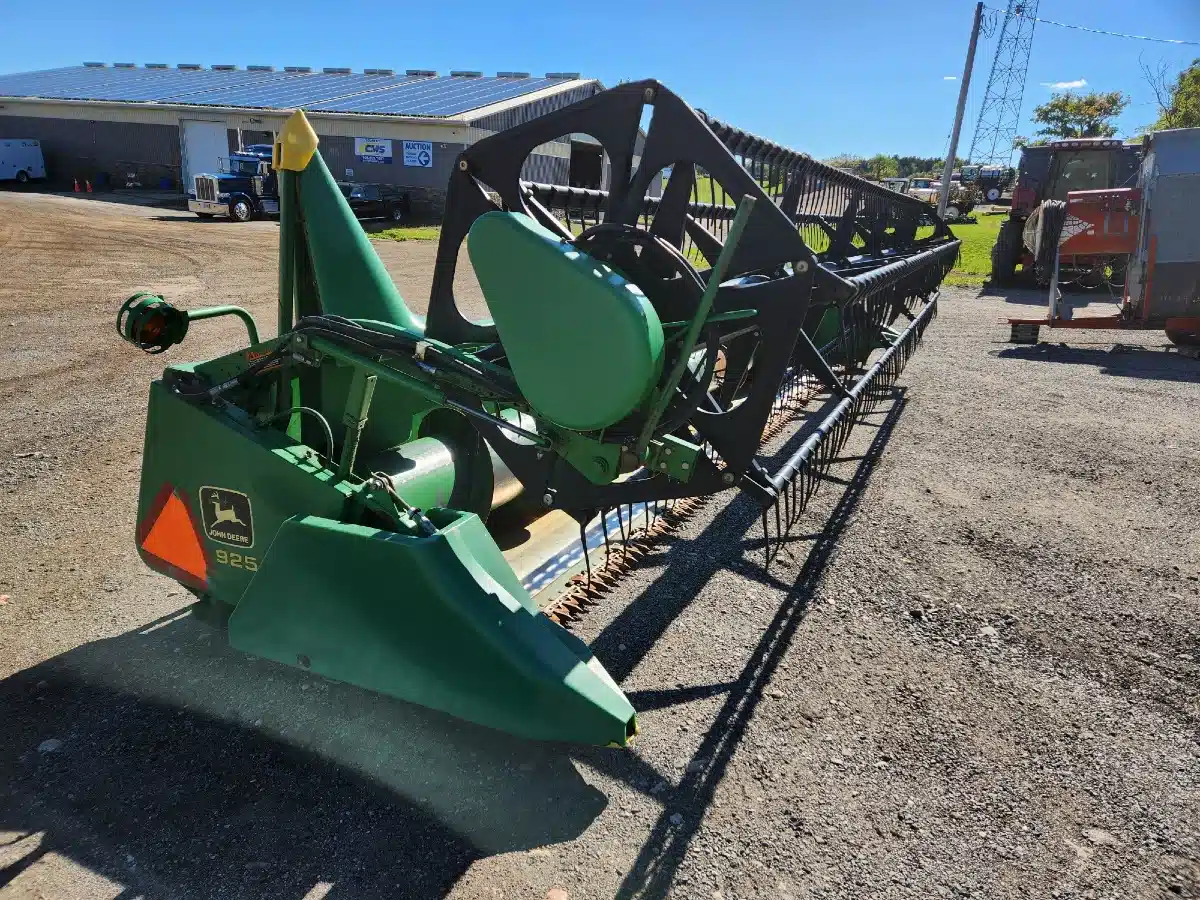 Gallery image 2 for Used John Deere 925 Header - Auger